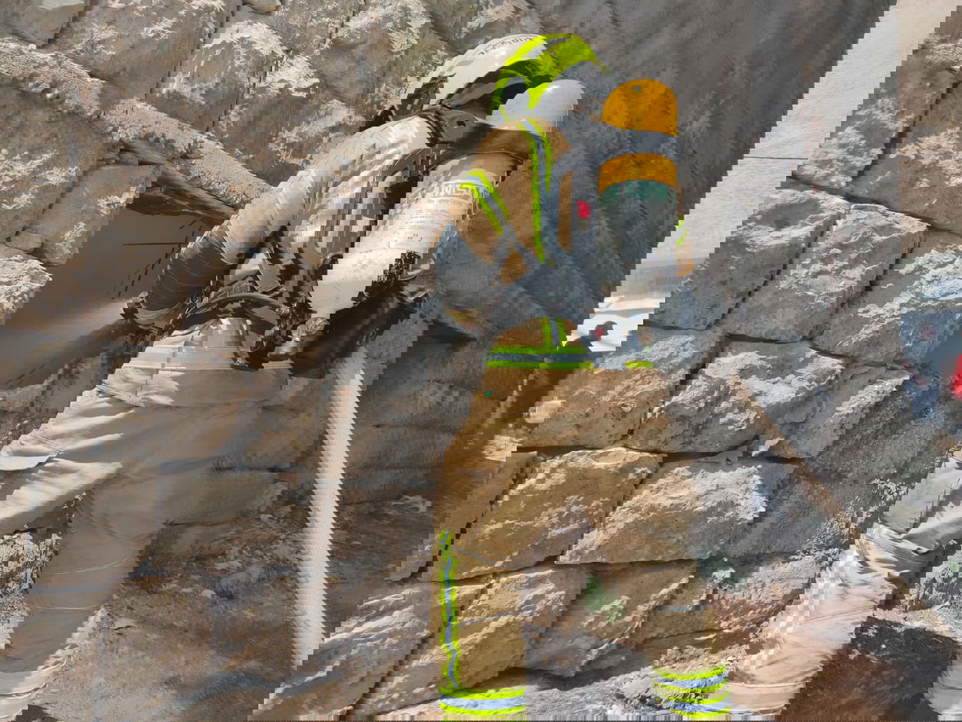 כך הלוחמים כיבו שריפה במבנה נטוש • צפו