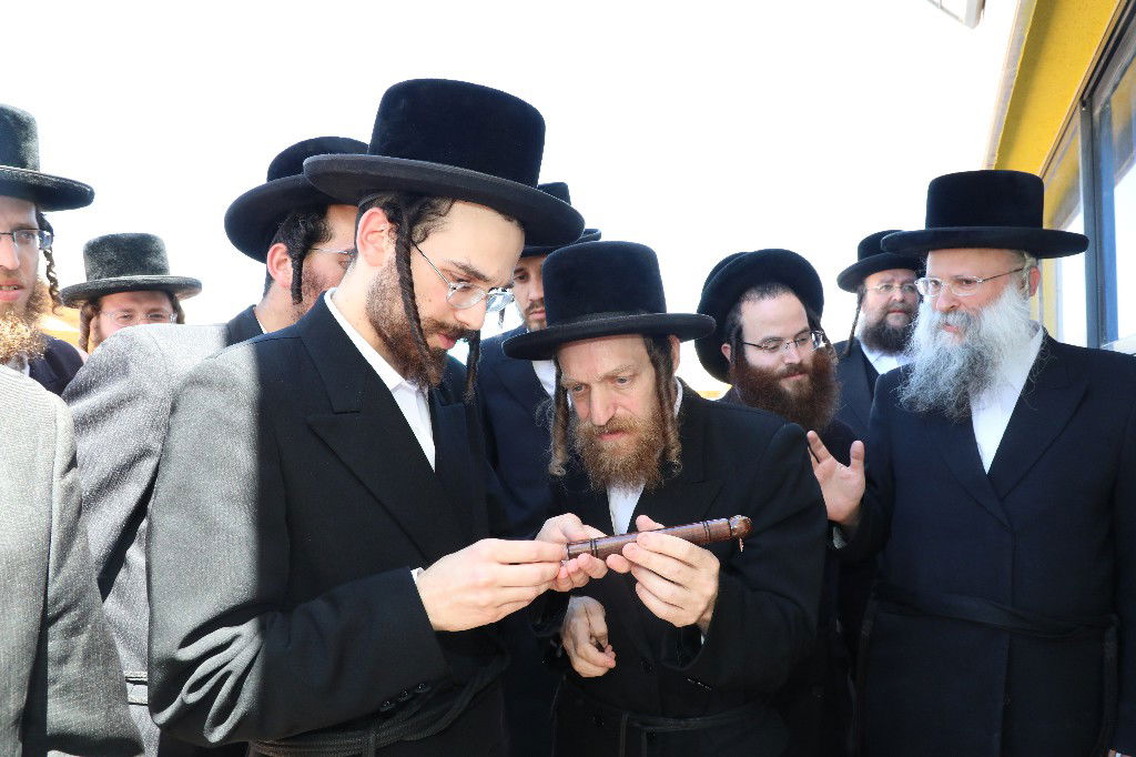 נכדו של הרבי בקביעת מזוזה