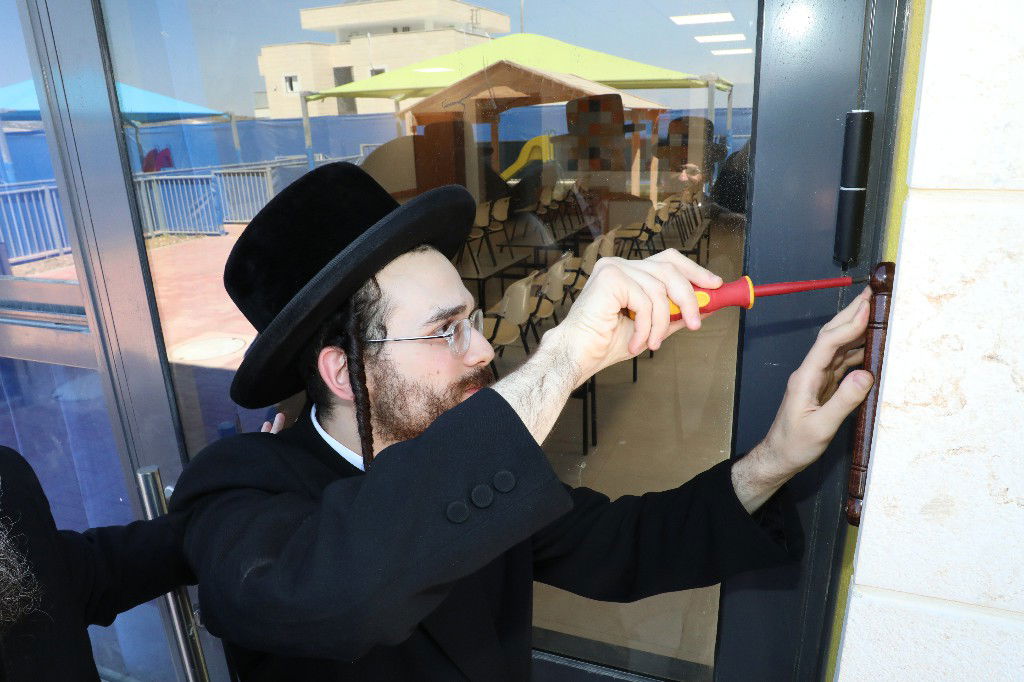 הרבי מבעלזא שלח את נכדו לחנוך גנים