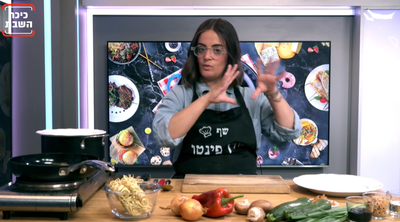 מנה שמקפיצה את מצב הרוח: נודלס עם ירקות, בוטנים ורוטב סודי