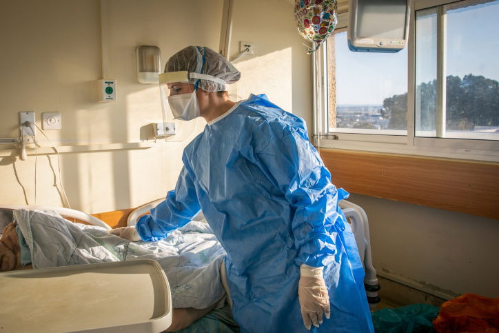 קורונה: מספר החולים הקשים ממשיך לרדת