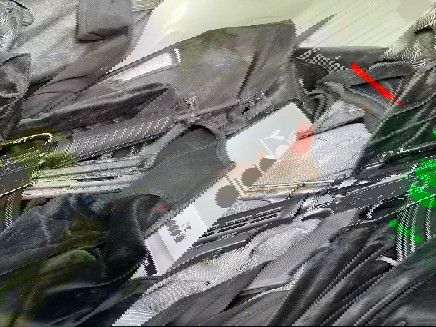 מתחת למיטת נער: שלושה רובים ואקדחים