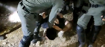 אחד מהצעירים שפונו בכוח ע"י שוטרי מג"ב