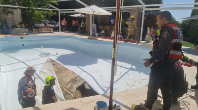 נעדר ליד רחובות מבולען שנפער בבריכה