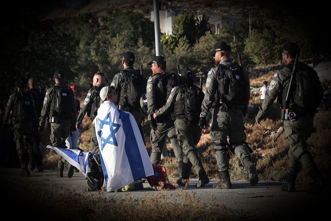 תמונת השבוע: ילד אחד מול השוטרים