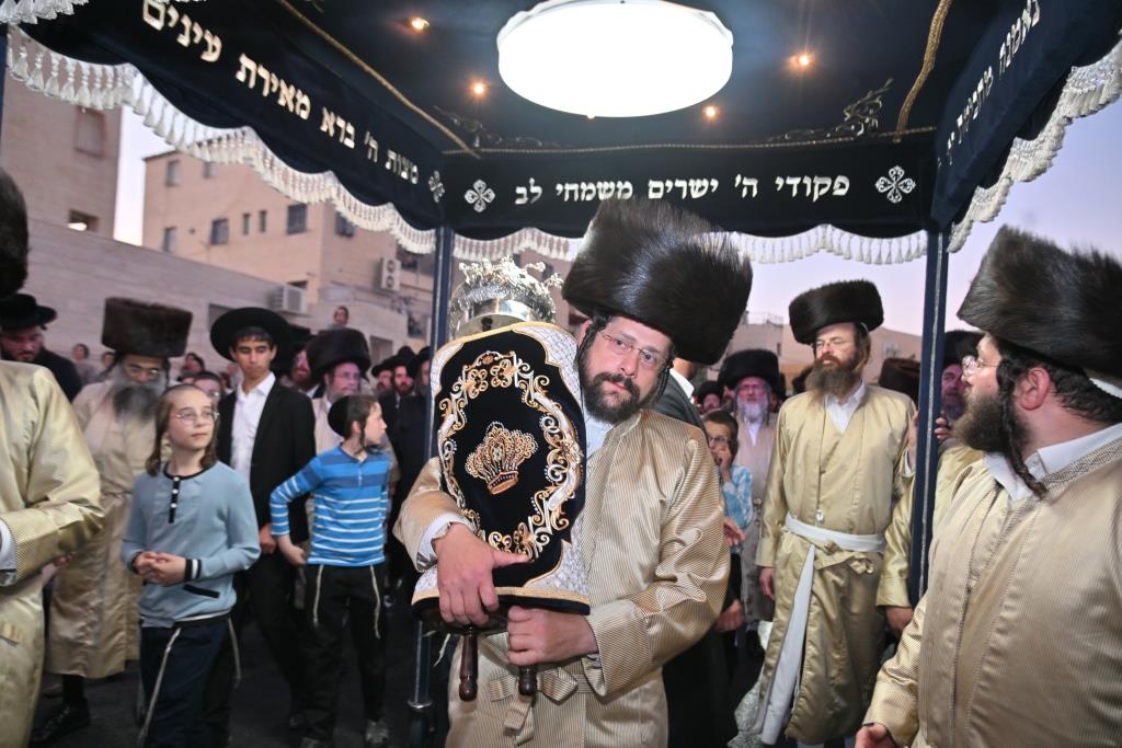 חסידי תוא"י בביתר חגגו הכנסת ספר תורה