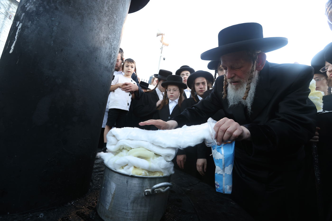 הרבי מספינקא י-ם עלה למירון וערך 'טיש'