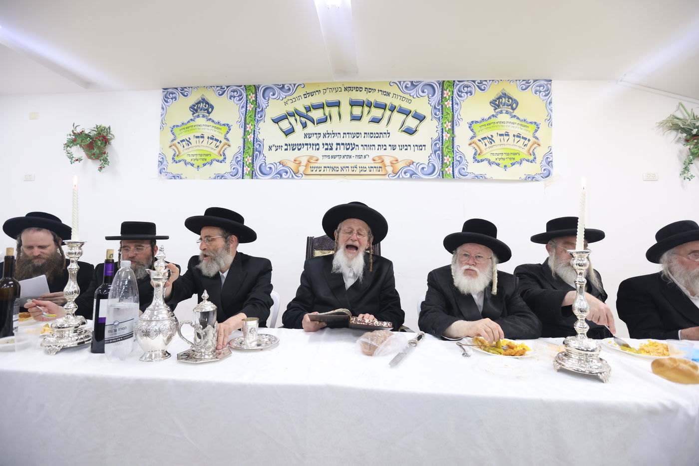 הרבי מספינקא י-ם עלה למירון וערך 'טיש'