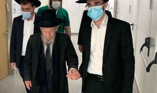 ראש הישיבה ביציאה מ'מעייני הישועה' | ארכיון