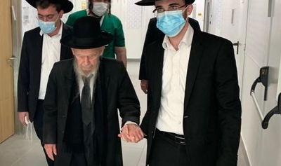 ראש הישיבה ביציאה מ'מעייני הישועה' | ארכיון