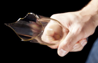 רב במסעדה, דקר עם בקבוק זכוכית ופצע