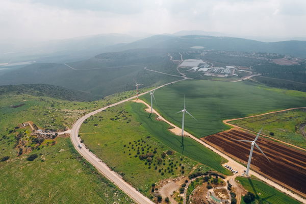 קיץ חם בצפון עם חוות הרוח בגלבוע