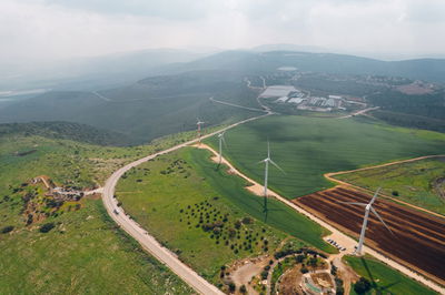 קיץ חם בצפון עם חוות הרוח בגלבוע