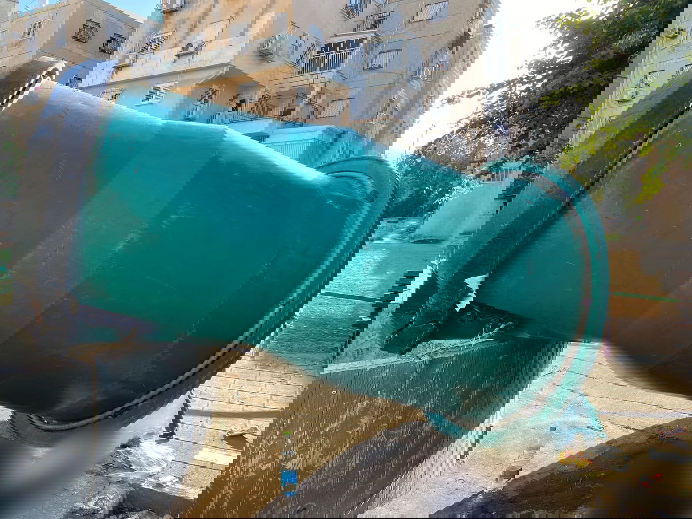 פח מוטמן נפל על עובד שפונה במצב בינוני