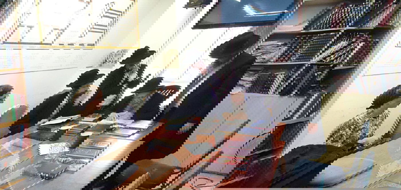 איפה מוישי?! המקובל  ערך תיקון ופרץ בבכי