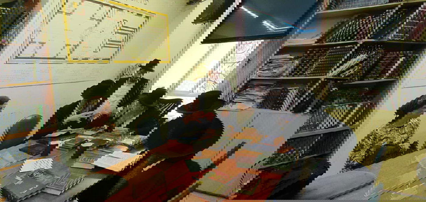 איפה מוישי?! המקובל  ערך תיקון ופרץ בבכי