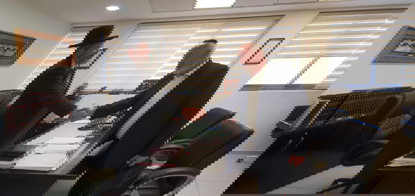 איפה מוישי?! המקובל  ערך תיקון ופרץ בבכי