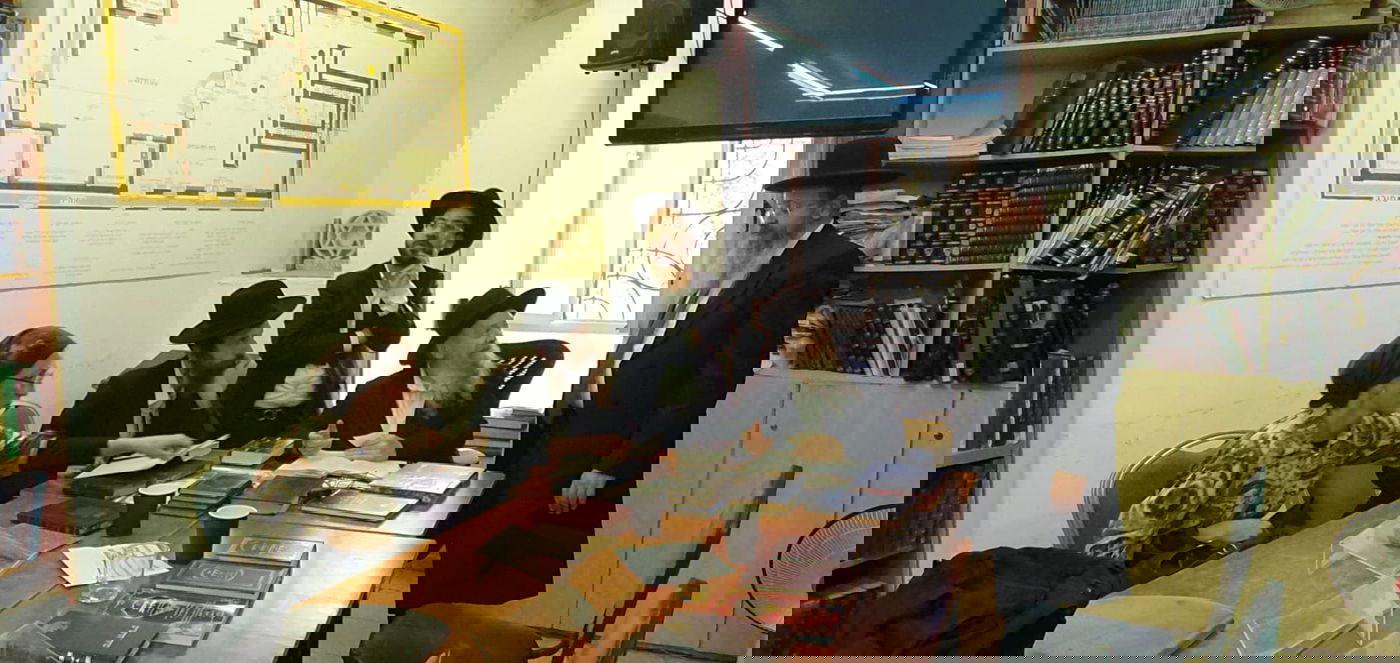 איפה מוישי?! המקובל  ערך תיקון ופרץ בבכי