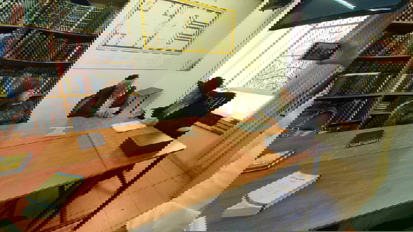 איפה מוישי?! המקובל  ערך תיקון ופרץ בבכי