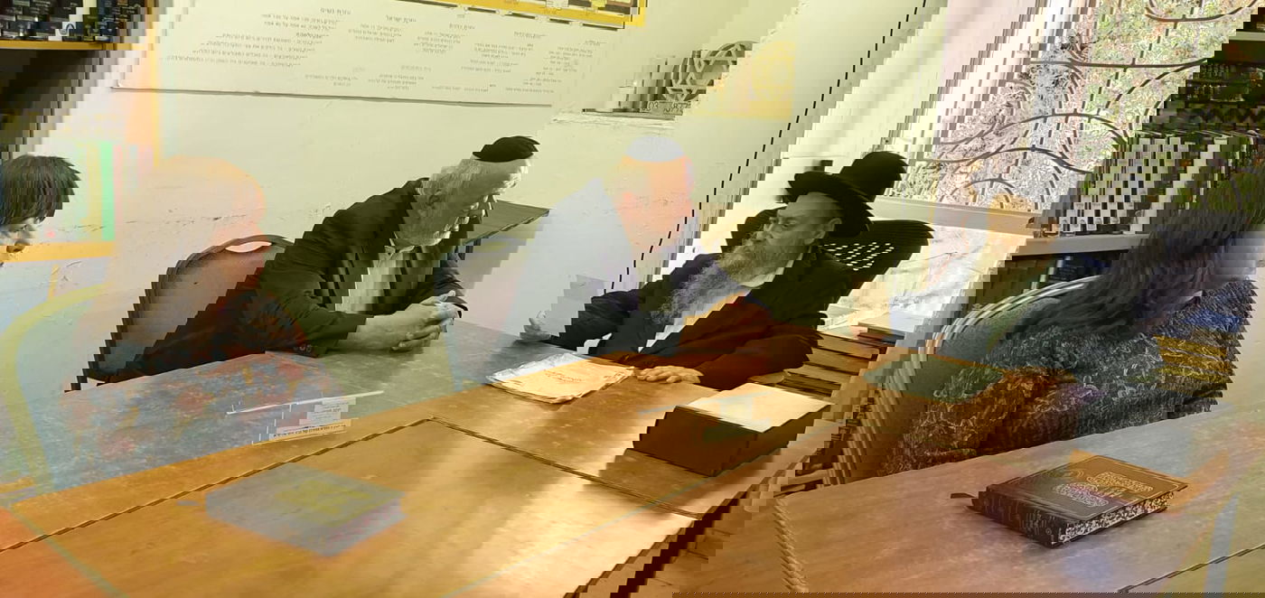 איפה מוישי?! המקובל  ערך תיקון ופרץ בבכי