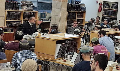 במסירת השיעור במרכז הרב