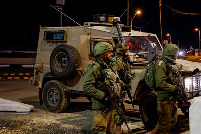 מחבל הצית שריפה וארב עם נשק לכוחות הביטחון