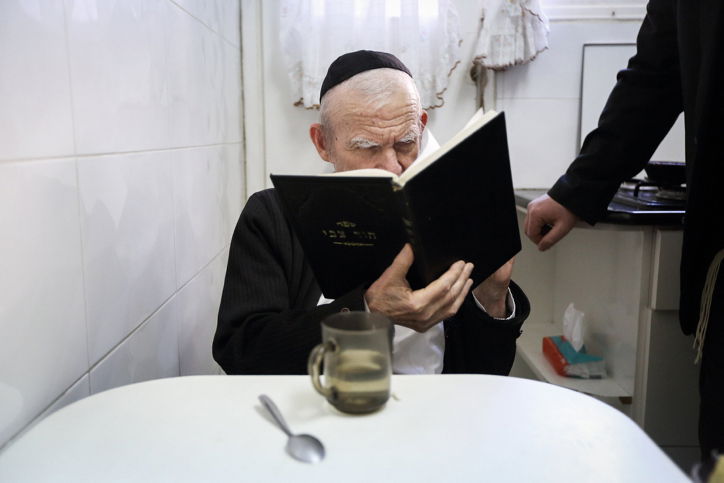 ראש הישיבה בביתו | ארכיון