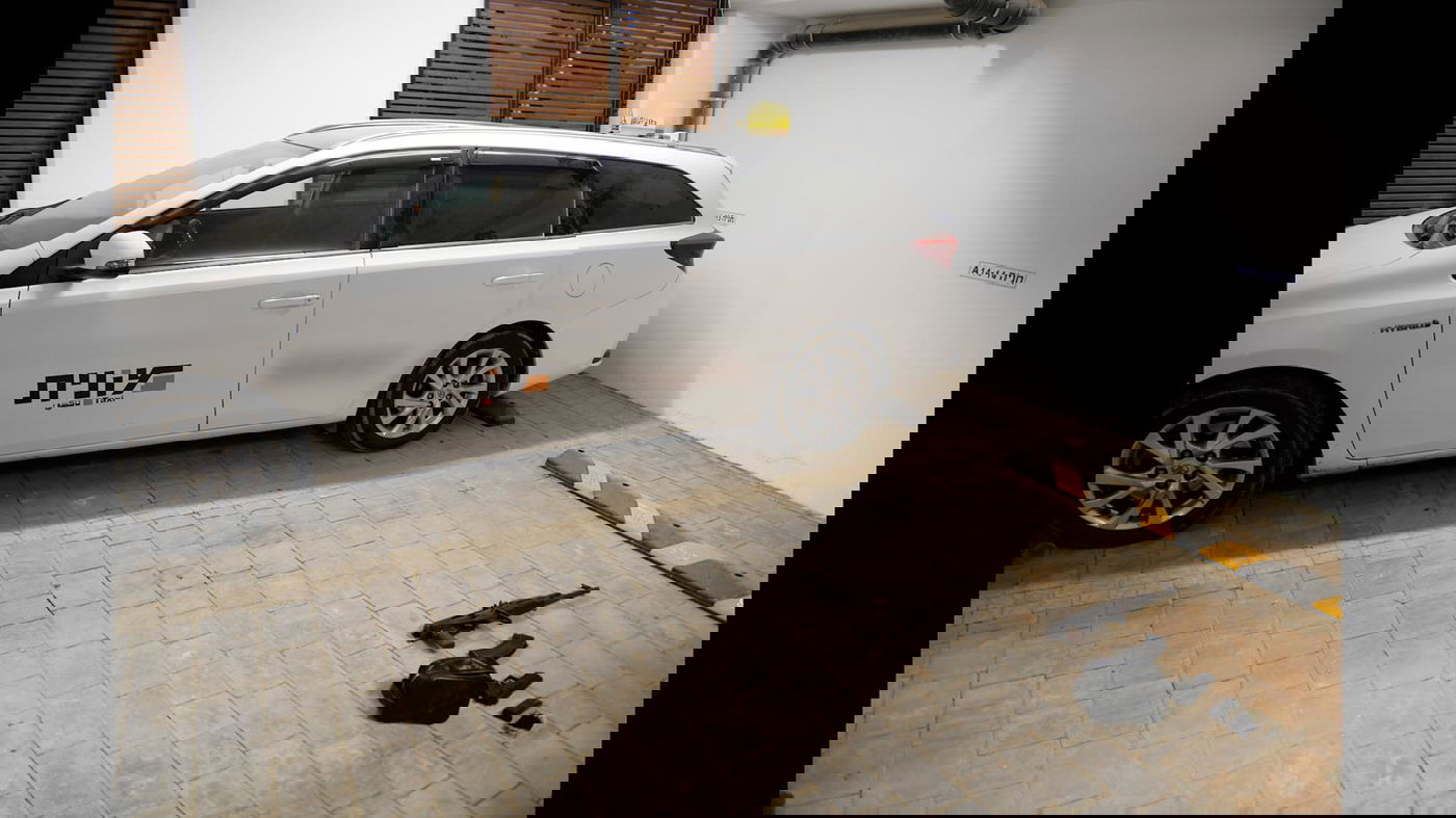 השוטרים הופתעו: המונית נהפכה ל'נשקייה'