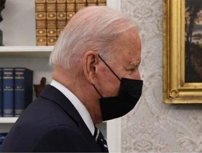 ביידן עוטה מסכת קורונה