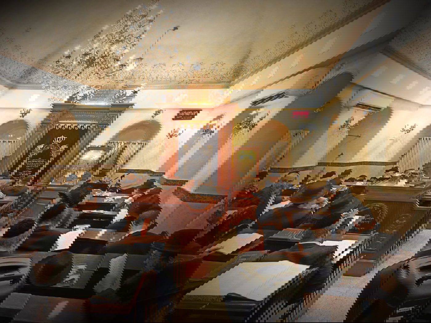 הגר"ב אלישיב עלה לציונו של אביו הגרי"ש זצוק"ל • תיעוד