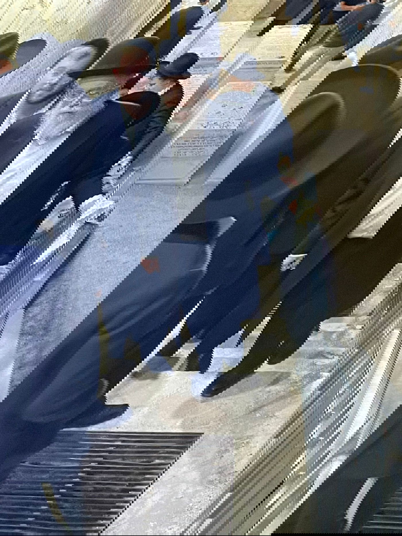 הגר"ב אלישיב עלה לציונו של אביו הגרי"ש זצוק"ל • תיעוד