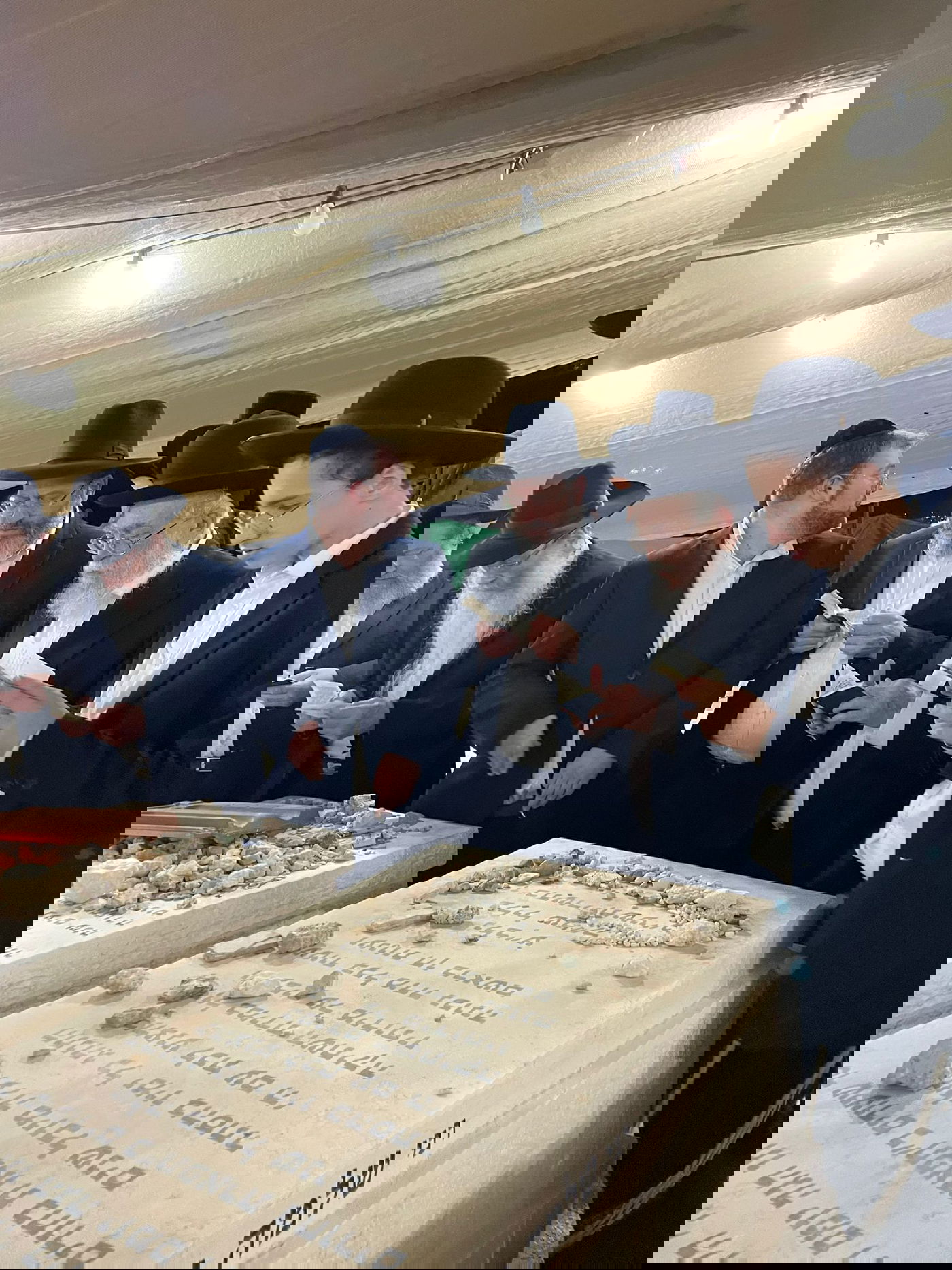 הגר"ב אלישיב עלה לציונו של אביו הגרי"ש זצוק"ל • תיעוד