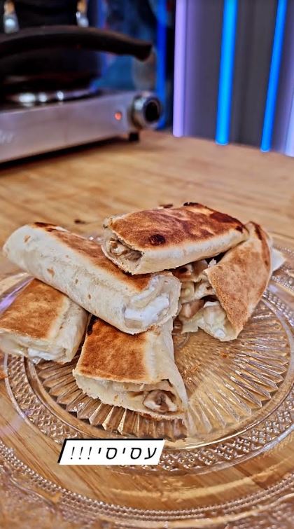 מתכון לטורטיה עם פטריות, בצל ותערובת גבינות ניגרות