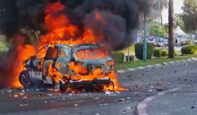ניידת משטרה עולה באש בלוד בזמן שומר החומות