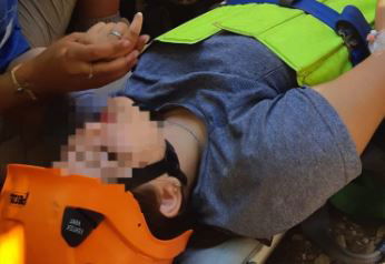 הנערה על האלונקה