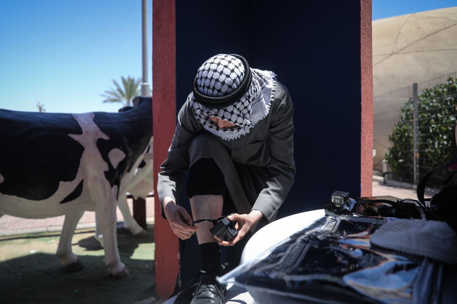 מחביאים את התפילין, במעבר הגבול