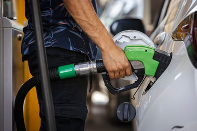 הדלק יהיה יקר פחות