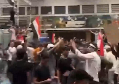 מאות מפגינים זועמים פרצו לפרלמנט • צפו