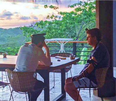 הרב דובינסקי לצד תושב סנטה תרזה