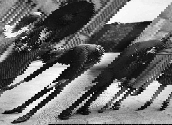 בדיקה פחות מגניבה: שוטרים מוודאים שאורך הבגדים תואם את החוק. ברלין גרמניה 1922