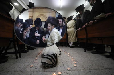 בבית מדרשו של הגאב"ד: מדליקים נרות ואומרים תהילים