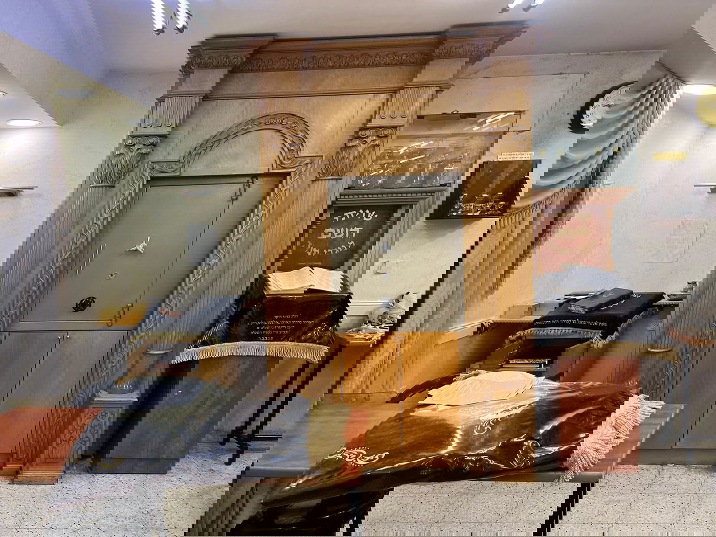 בבית מדרשו של הגאב"ד: מדליקים נרות ואומרים תהילים