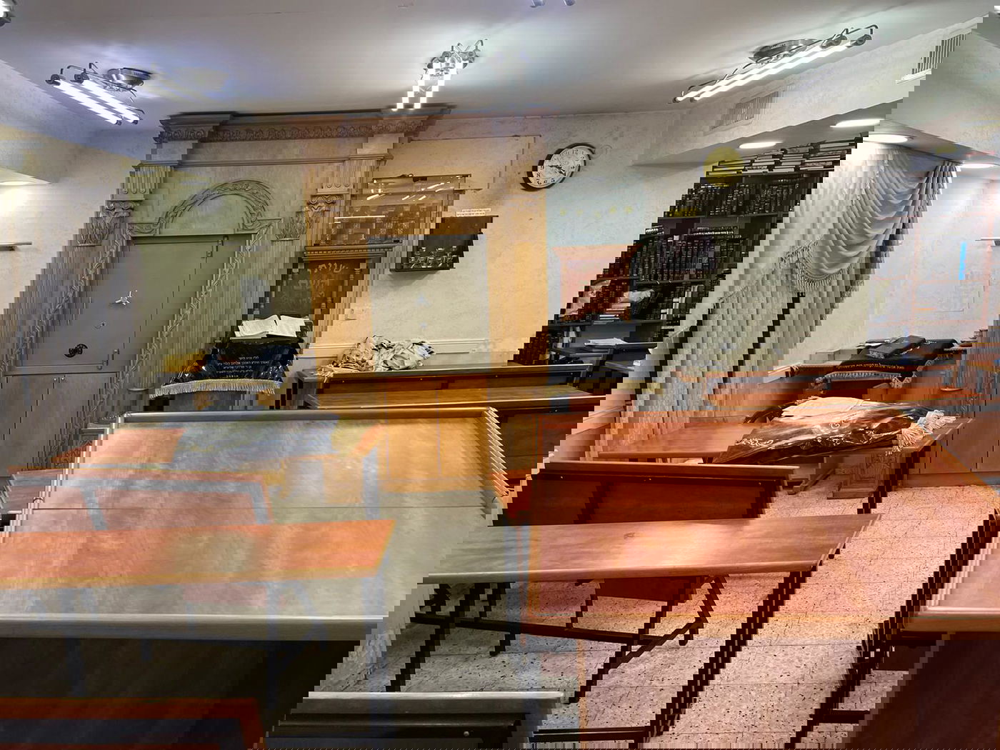 בבית מדרשו של הגאב"ד: מדליקים נרות ואומרים תהילים