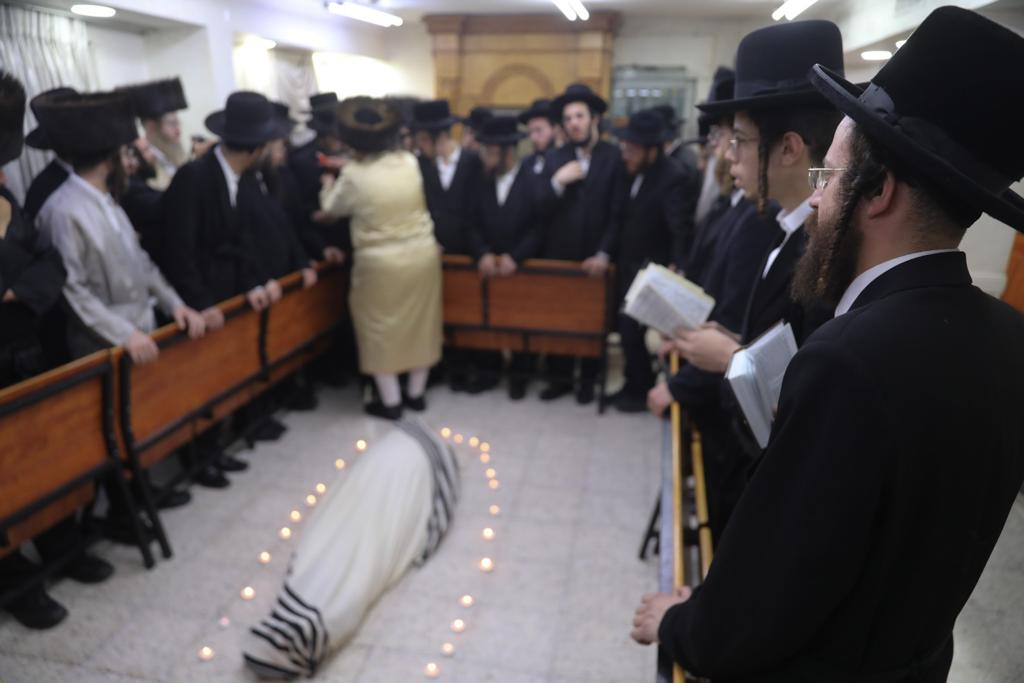 בבית מדרשו של הגאב"ד: מדליקים נרות ואומרים תהילים