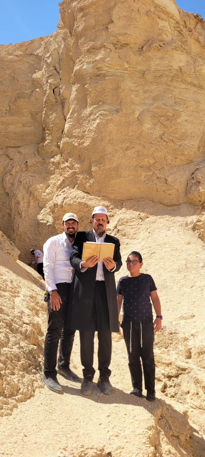 הגאון רבי דוד אהרן סופר שליט"א רב בשכונת אגן איילות גבעת זאב, במסע תפילה על צרכי הפרט והכלל במרגלות הר צין – הר ההר המקראי שבמערה עלומה אי שם בראשו נטמן אהרן הכהן קדישא ביום שישי יומא דהילולא דאהרן הכהן א' אב תשפ"ב