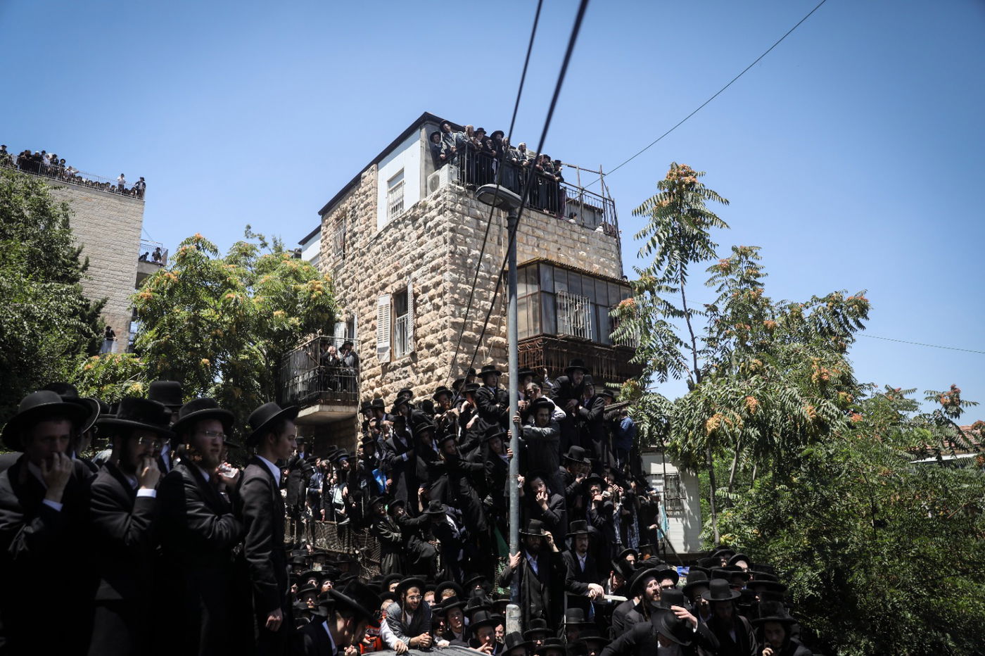 מאה שערים נצבעה שחור: הלווייתו של גאב"ד 'העדה' • תיעוד