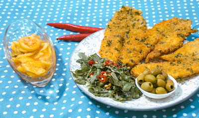 מושט מטוגן בציפוי זעתר פריך לצד סלט נקטרינות וצ'ילי