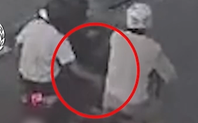 תיעוד: כך שדדו עובדים זרים שרכבו על אופנוע