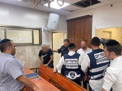 התפרץ לבית כנסת, איים בסכין ונעצר; צפו