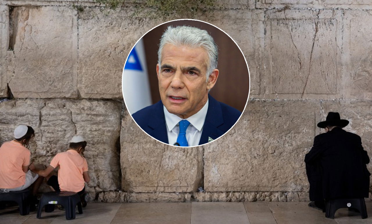 הכותל המערבי בתשעה באב; בקטן: יאיר לפיד